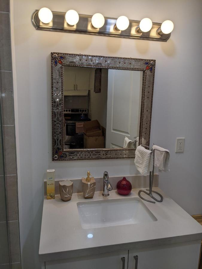 Bright Parkdale Court - Little Portugal W/ Free Parking Appartamento Toronto Esterno foto