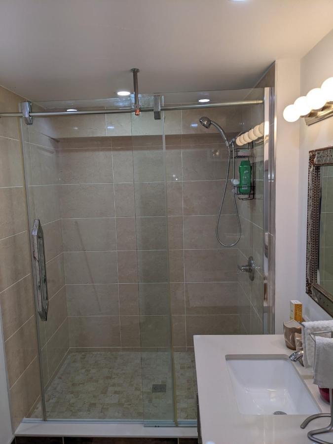 Bright Parkdale Court - Little Portugal W/ Free Parking Appartamento Toronto Esterno foto