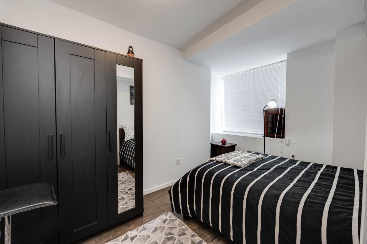Bright Parkdale Court - Little Portugal W/ Free Parking Appartamento Toronto Esterno foto