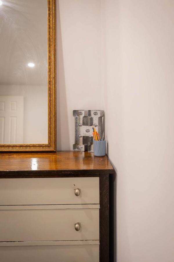 Bright Parkdale Court - Little Portugal W/ Free Parking Appartamento Toronto Esterno foto