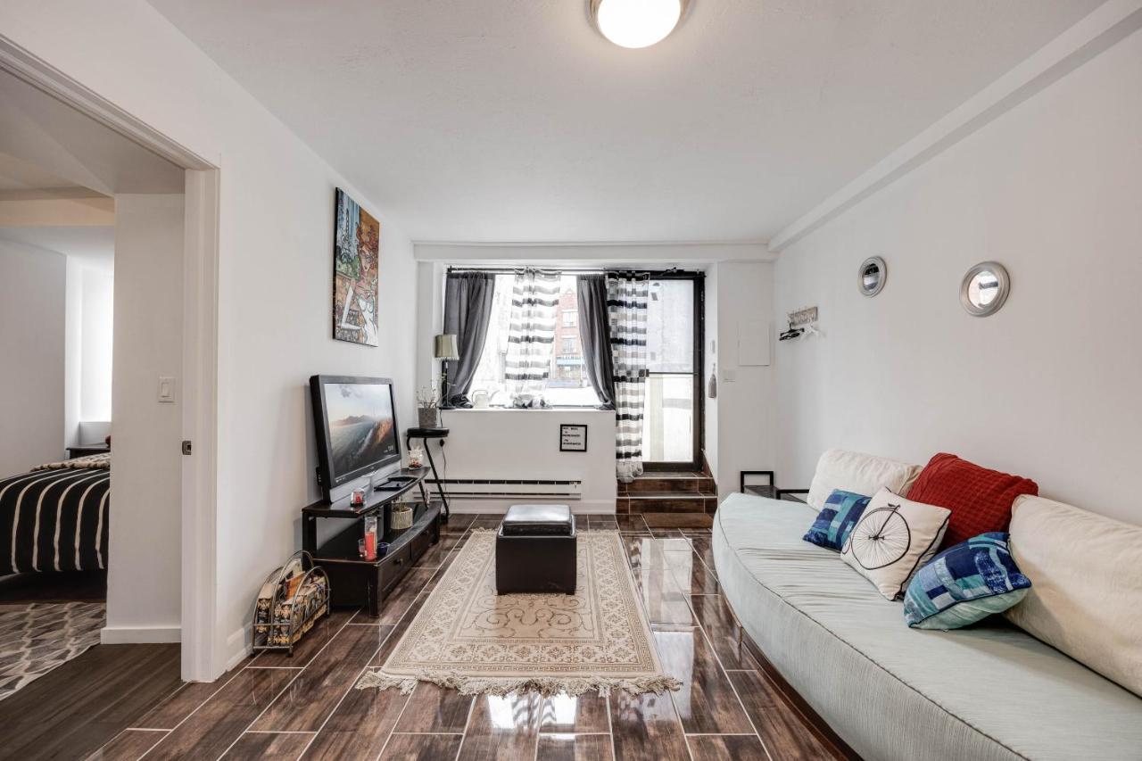 Bright Parkdale Court - Little Portugal W/ Free Parking Appartamento Toronto Esterno foto