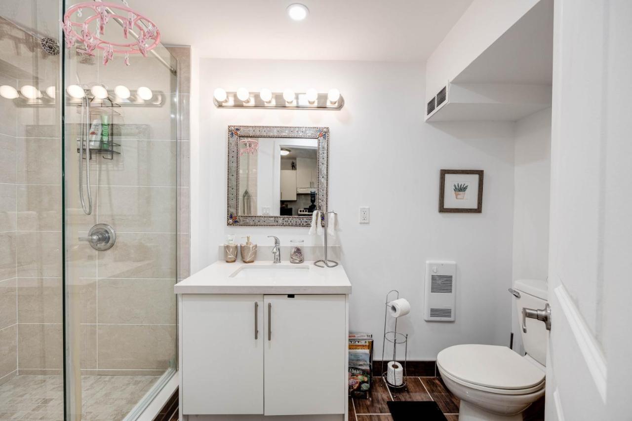 Bright Parkdale Court - Little Portugal W/ Free Parking Appartamento Toronto Esterno foto