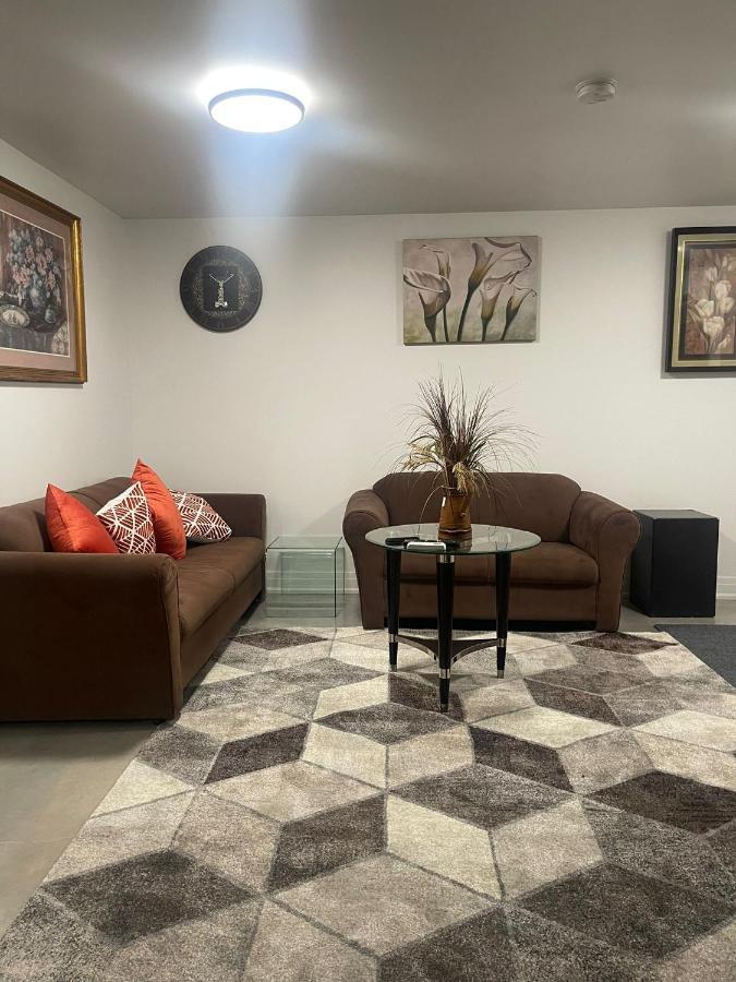 Bright Parkdale Court - Little Portugal W/ Free Parking Appartamento Toronto Esterno foto