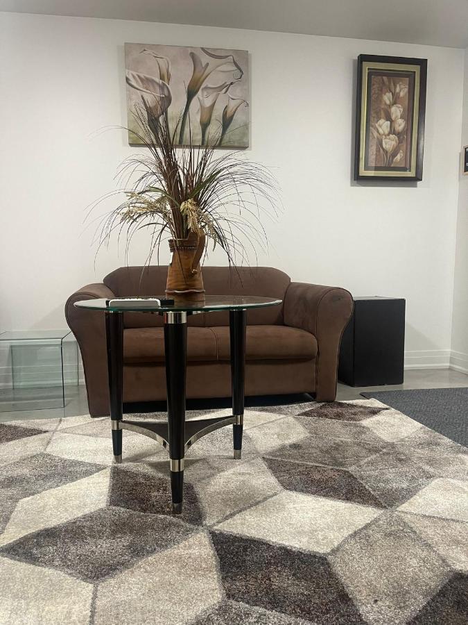 Bright Parkdale Court - Little Portugal W/ Free Parking Appartamento Toronto Esterno foto