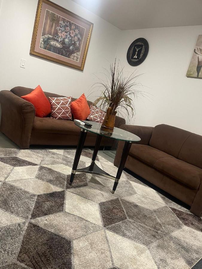 Bright Parkdale Court - Little Portugal W/ Free Parking Appartamento Toronto Esterno foto