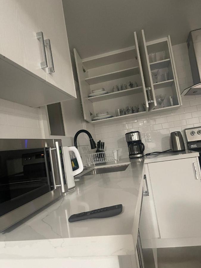 Bright Parkdale Court - Little Portugal W/ Free Parking Appartamento Toronto Esterno foto