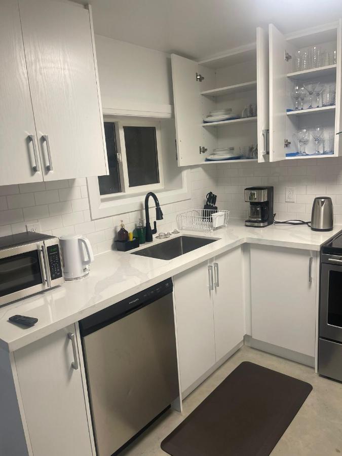 Bright Parkdale Court - Little Portugal W/ Free Parking Appartamento Toronto Esterno foto