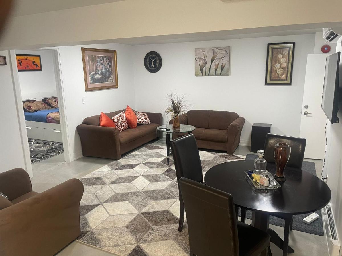 Bright Parkdale Court - Little Portugal W/ Free Parking Appartamento Toronto Esterno foto