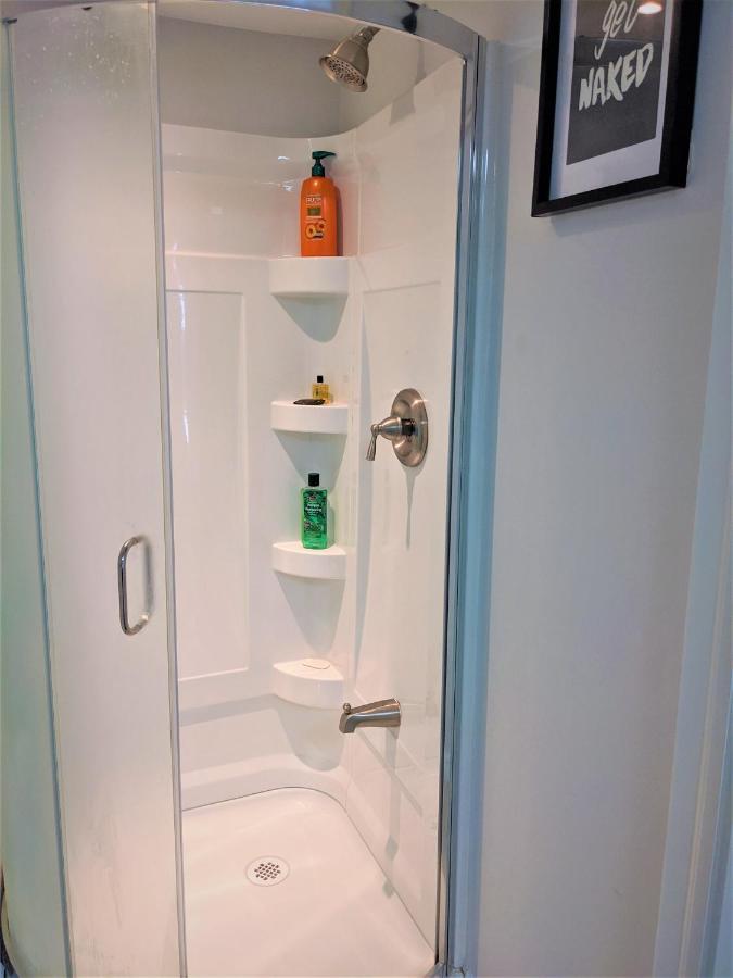 Bright Parkdale Court - Little Portugal W/ Free Parking Appartamento Toronto Esterno foto
