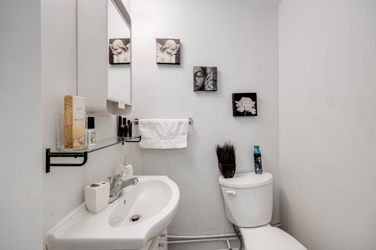 Bright Parkdale Court - Little Portugal W/ Free Parking Appartamento Toronto Esterno foto